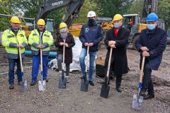 Spatenstich mit OB Herrn Dr. Spies, von der GeWoBau Herrn Rausch und Herrn Zentner und Gabriele Kaufung von SwinG